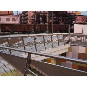 Balaustra con pannelli in acciaio inox
